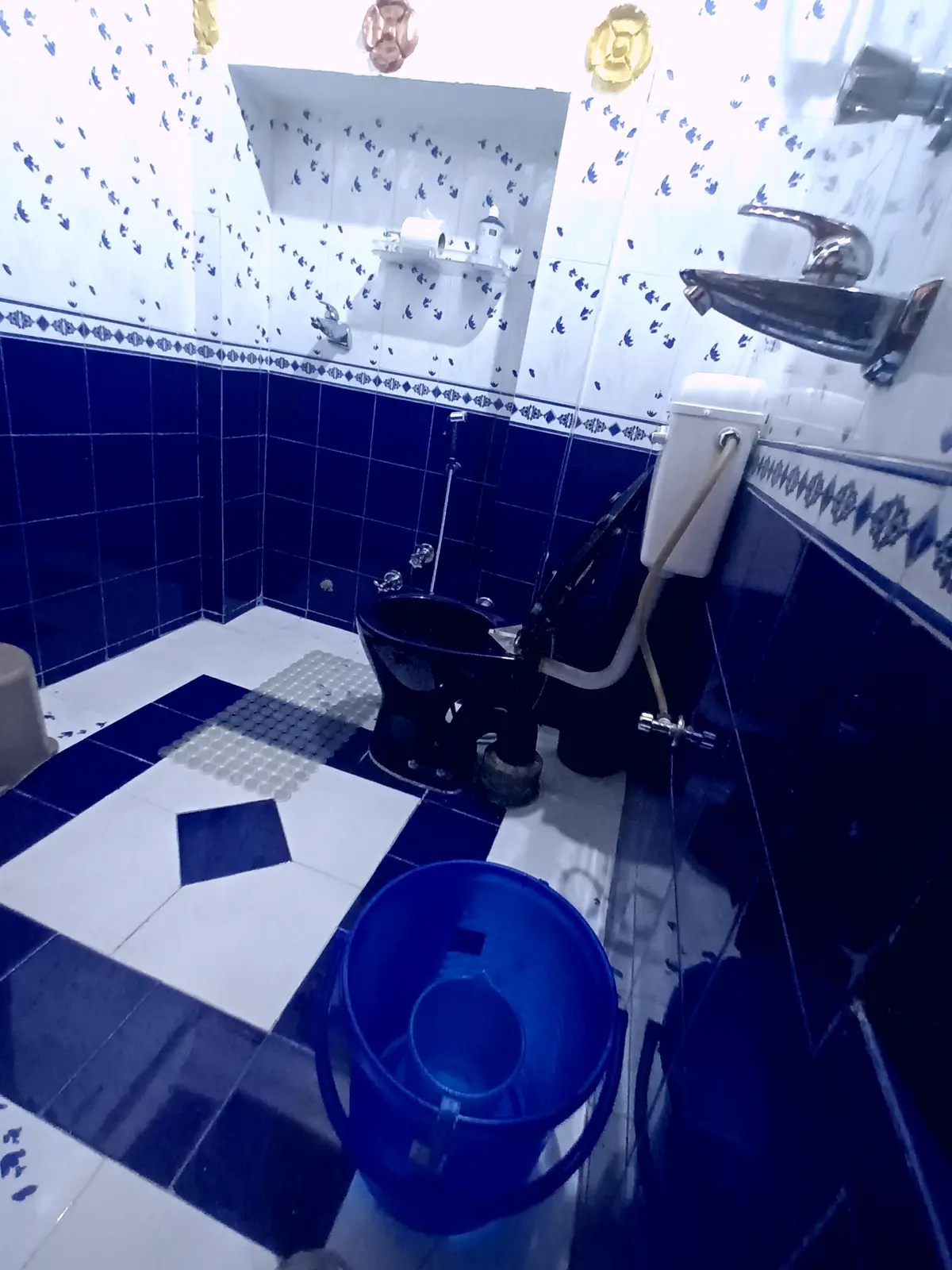 En-suite guest bathroom finished in blue tiles with 24 hour hot running water at the haveli