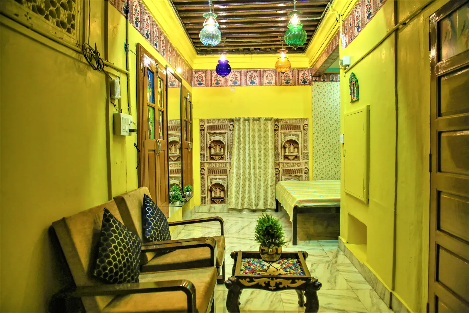 Heritage corridor seating outside the Sovereign Deluxe Room with carved alcoves and lanterns